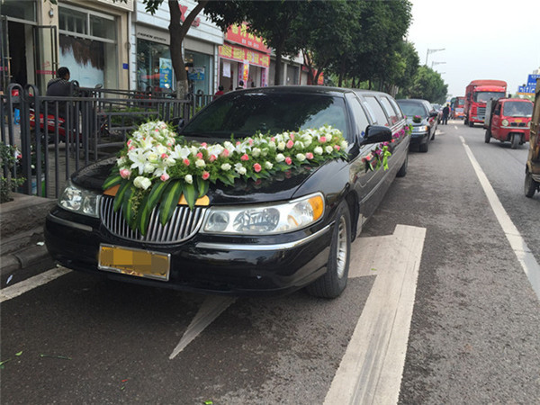 加長(zhǎng)林肯婚車(chē)